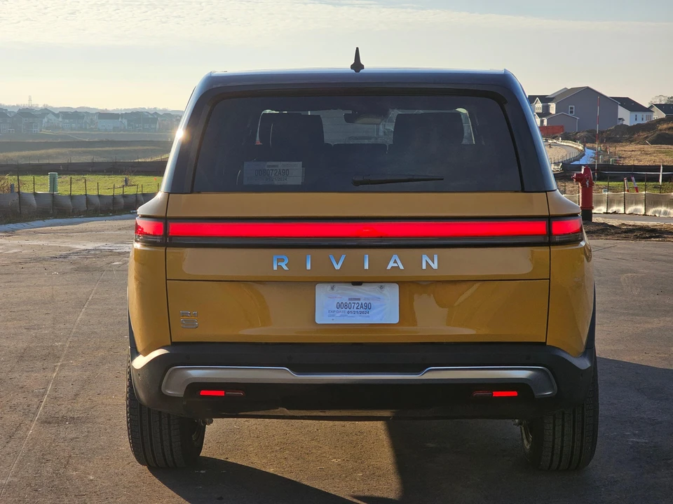 2023 Rivian R1S - Image 25 of 31