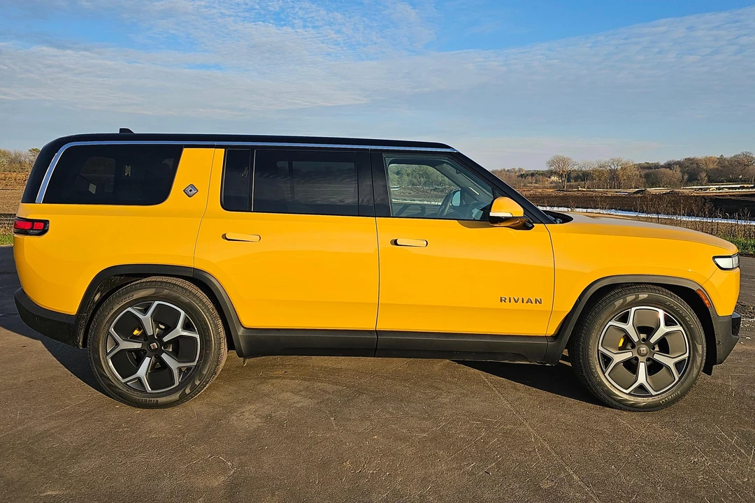 2023 Rivian R1S - Image 3 of 31