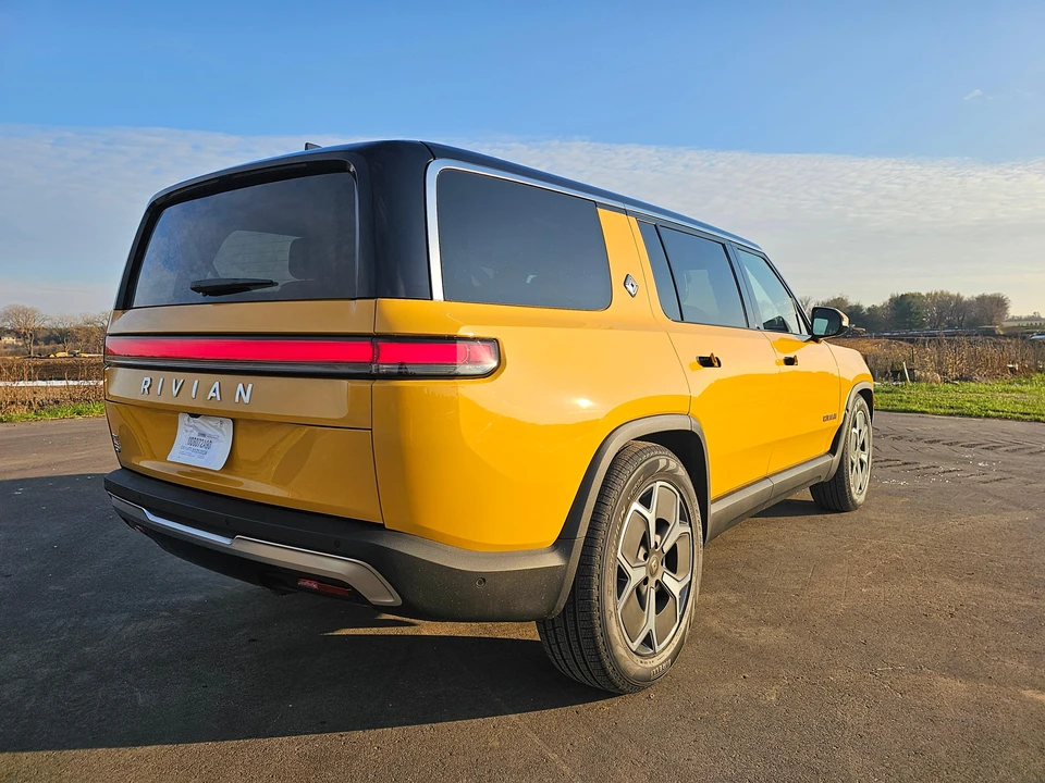 2023 Rivian R1S - Image 26 of 31
