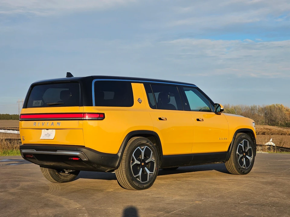 2023 Rivian R1S - Image 30 of 31