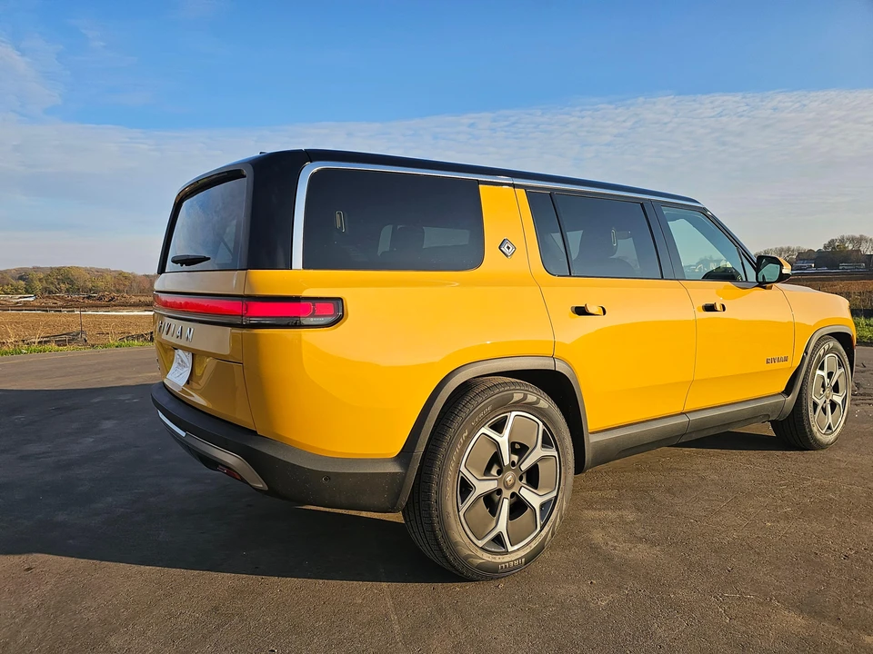 2023 Rivian R1S - Image 28 of 31