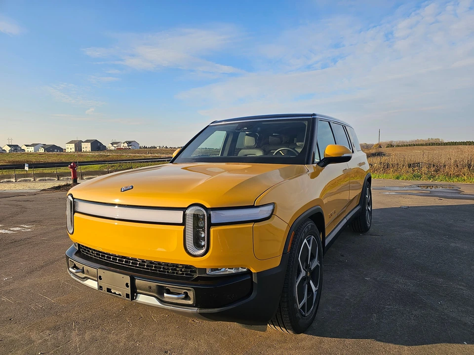 2023 Rivian R1S - Image 16 of 31