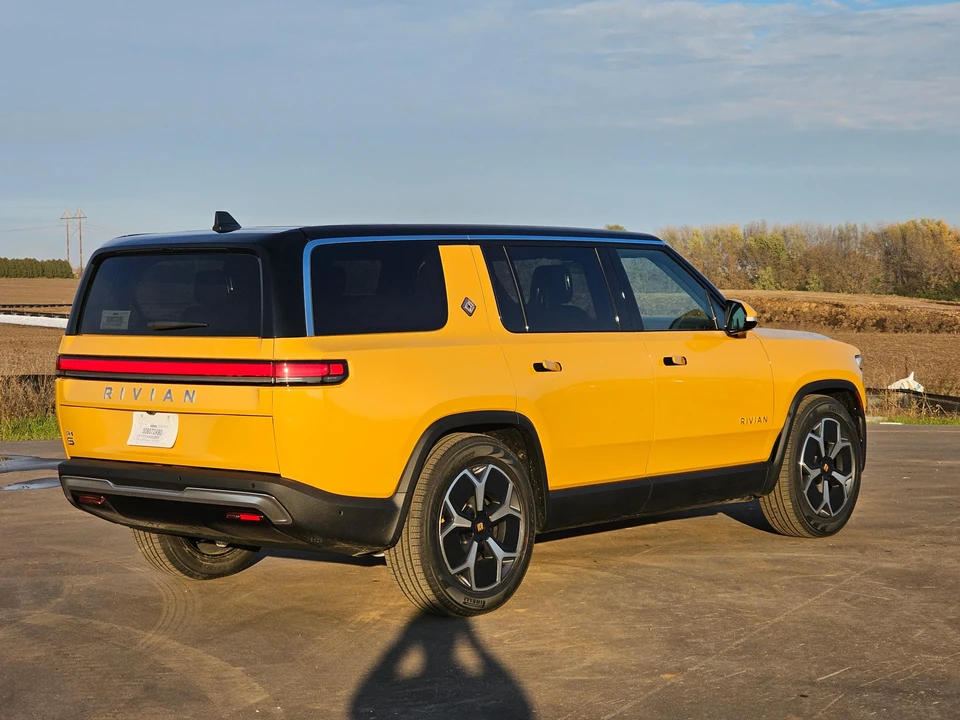 2023 Rivian R1S - Image 29 of 31