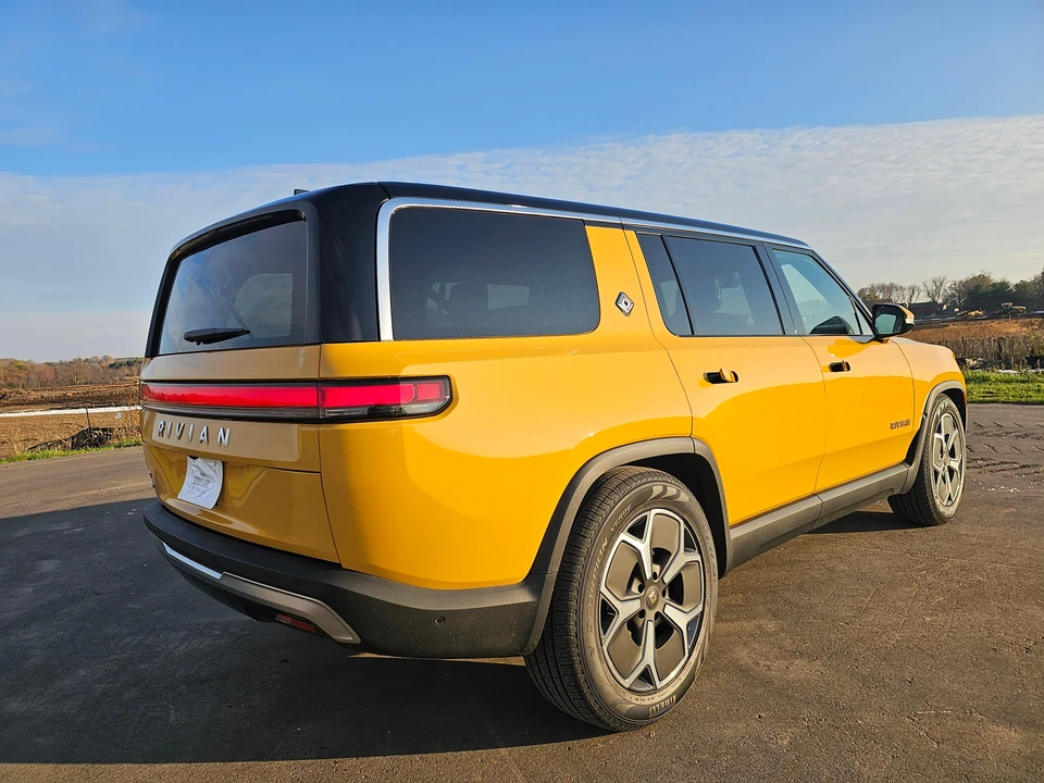 2023 Rivian R1S - Image 27 of 31
