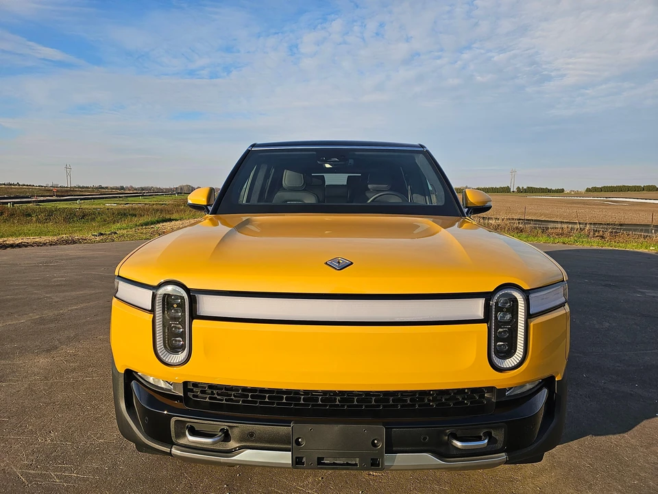 2023 Rivian R1S - Image 14 of 31