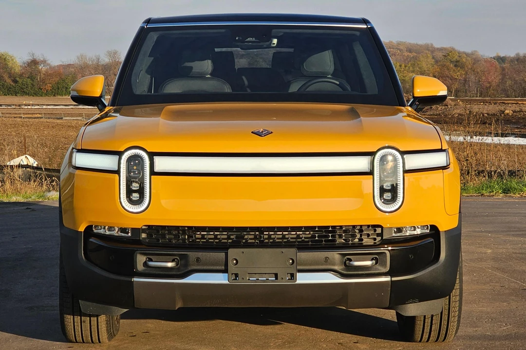 2023 Rivian R1S - Image 2 of 31