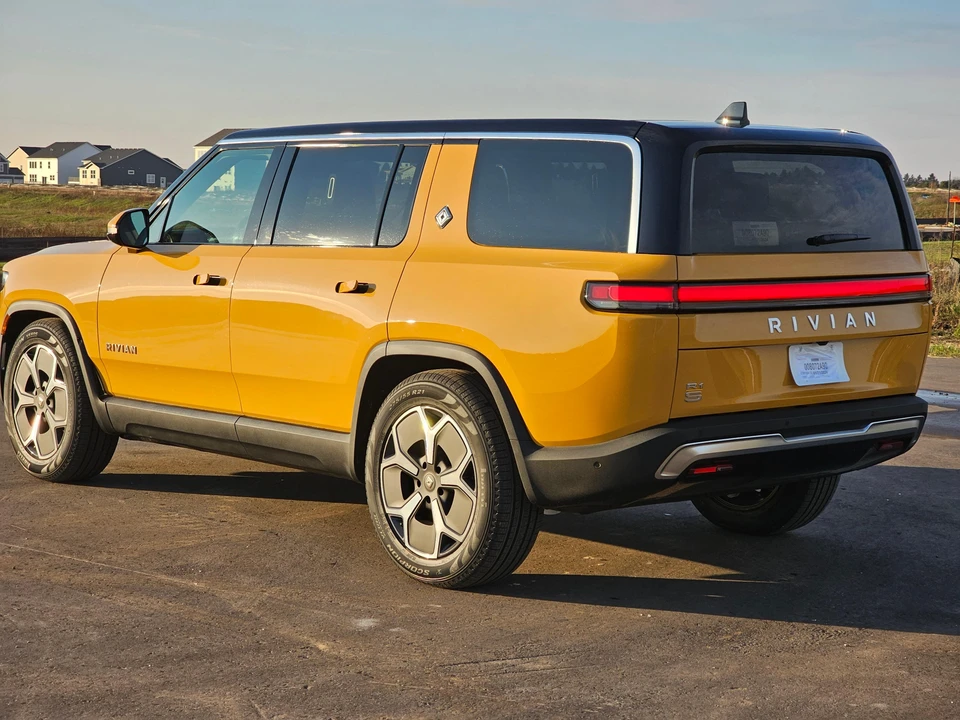 2023 Rivian R1S - Image 21 of 31