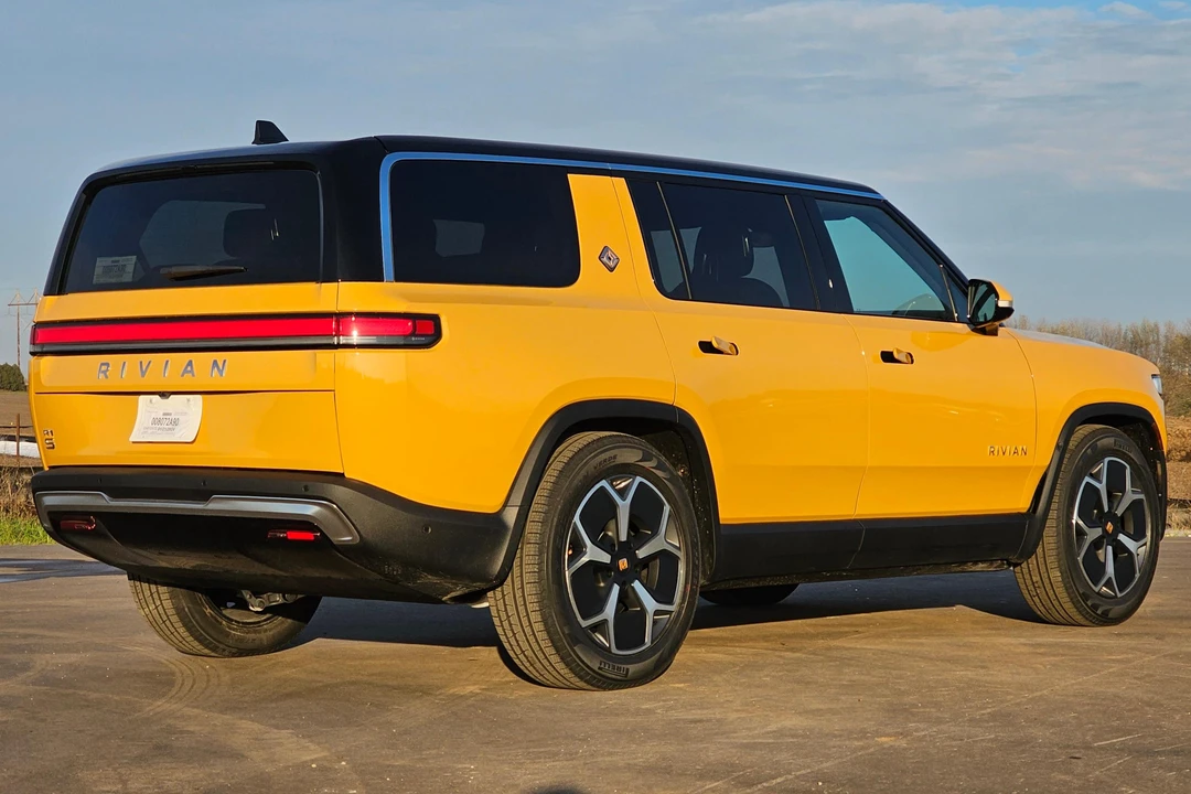 2023 Rivian R1S - Image 4 of 31