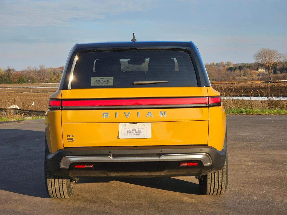 2023 Rivian R1S - Image 24 of 31