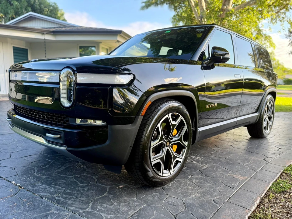2023 Rivian R1S - Image 10 of 31