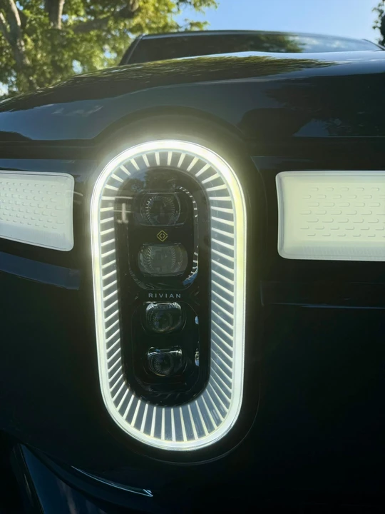 2023 Rivian R1S - Image 25 of 31