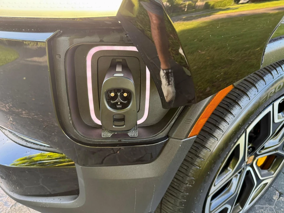 2023 Rivian R1S - Image 30 of 31