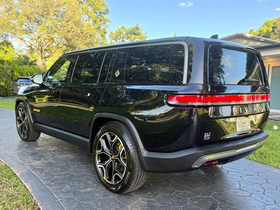 2023 Rivian R1S - Image 14 of 31