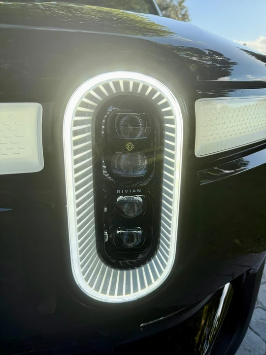 2023 Rivian R1S - Image 26 of 31