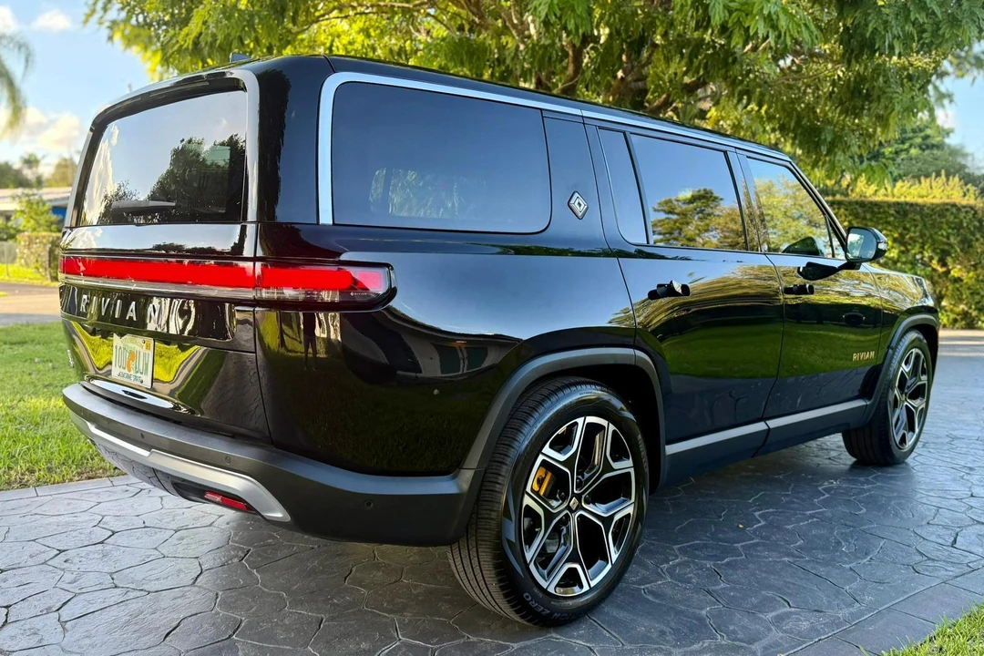 2023 Rivian R1S - Image 4 of 31