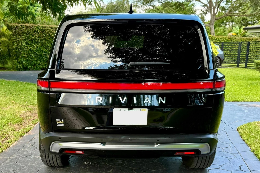 2023 Rivian R1S - Image 5 of 31