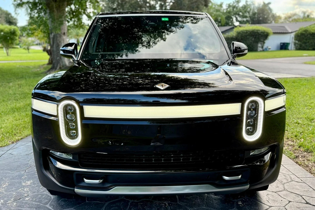 2023 Rivian R1S - Image 2 of 31