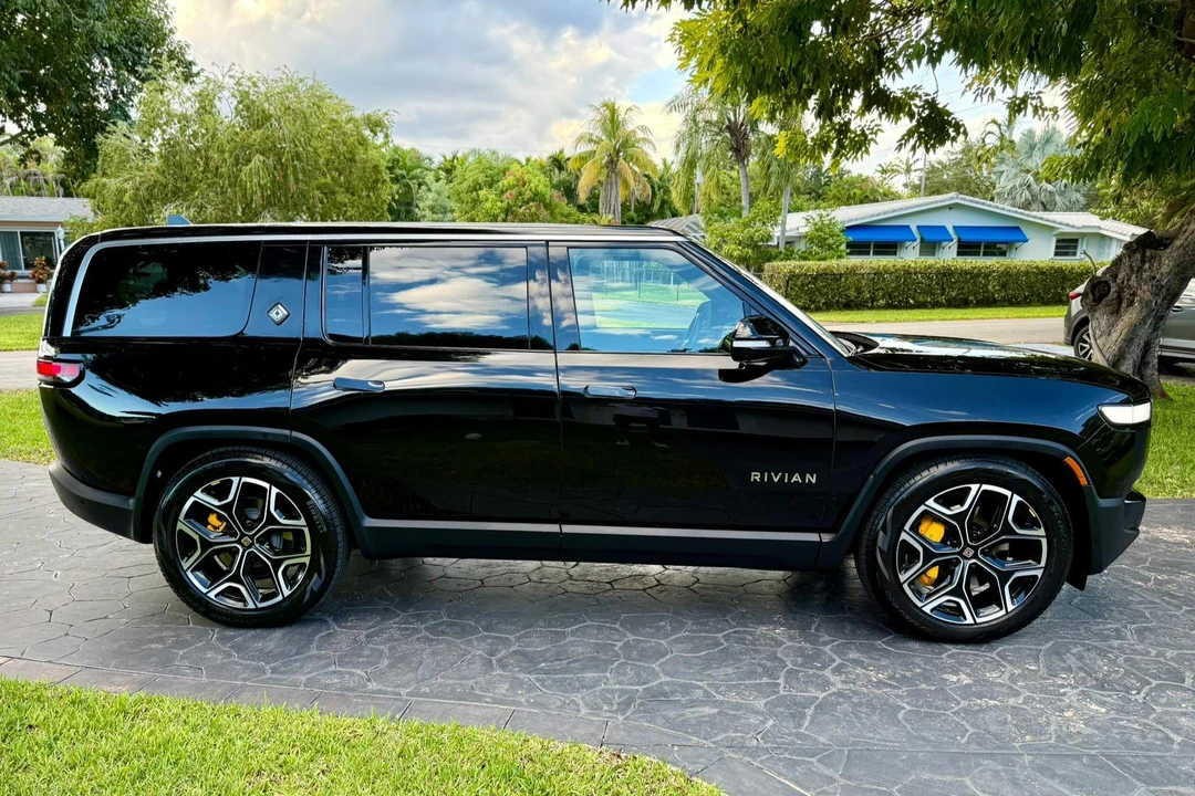 2023 Rivian R1S - Image 3 of 31