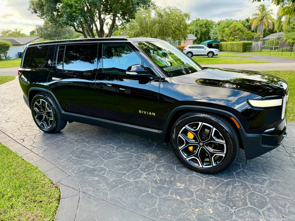 2023 Rivian R1S - Image 20 of 31
