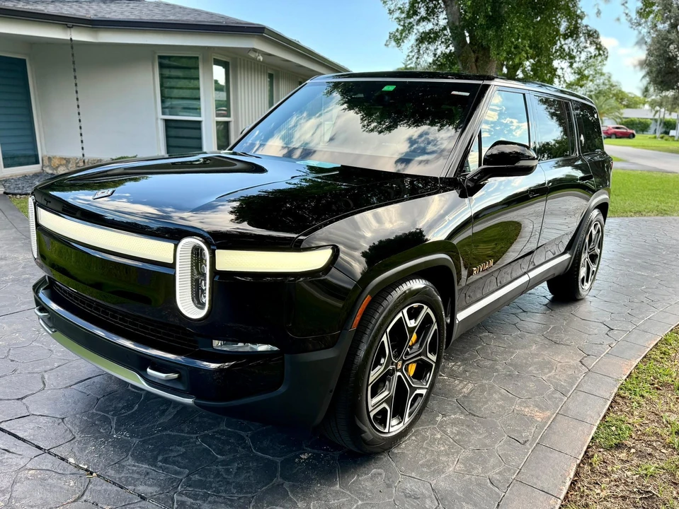 2023 Rivian R1S - Image 9 of 31