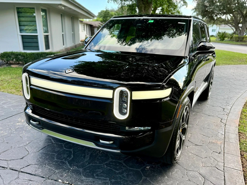 2023 Rivian R1S - Image 8 of 31