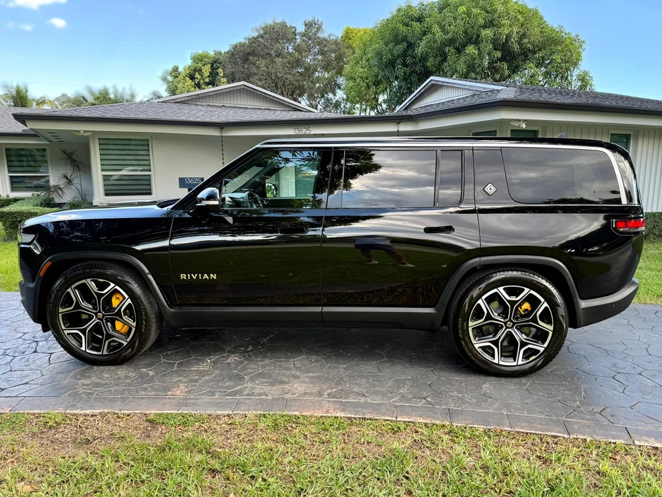 2023 Rivian R1S - Image 12 of 31