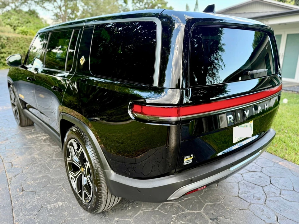 2023 Rivian R1S - Image 15 of 31