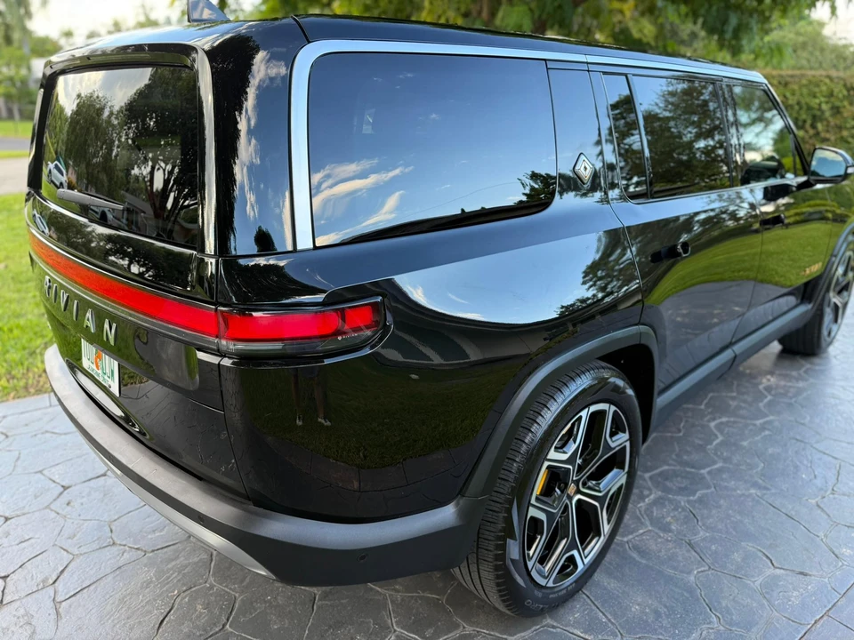 2023 Rivian R1S - Image 18 of 31