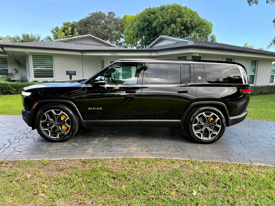 2023 Rivian R1S - Image 11 of 31