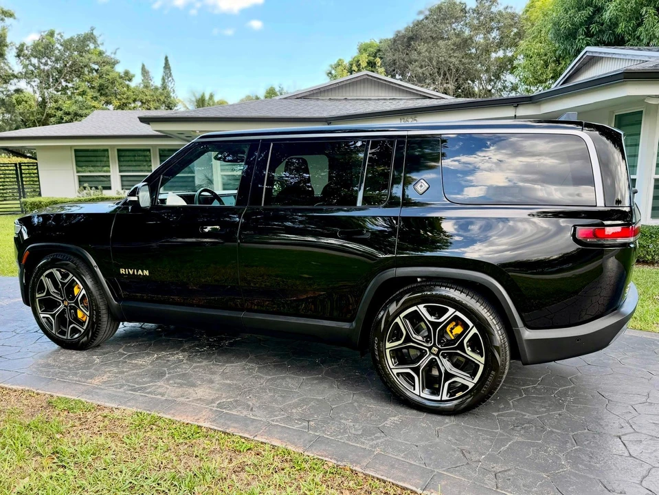 2023 Rivian R1S - Image 13 of 31