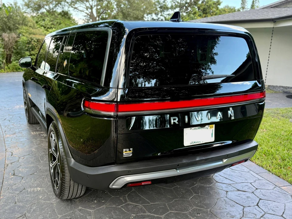2023 Rivian R1S - Image 16 of 31