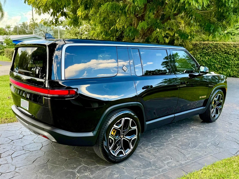 2023 Rivian R1S - Image 19 of 31