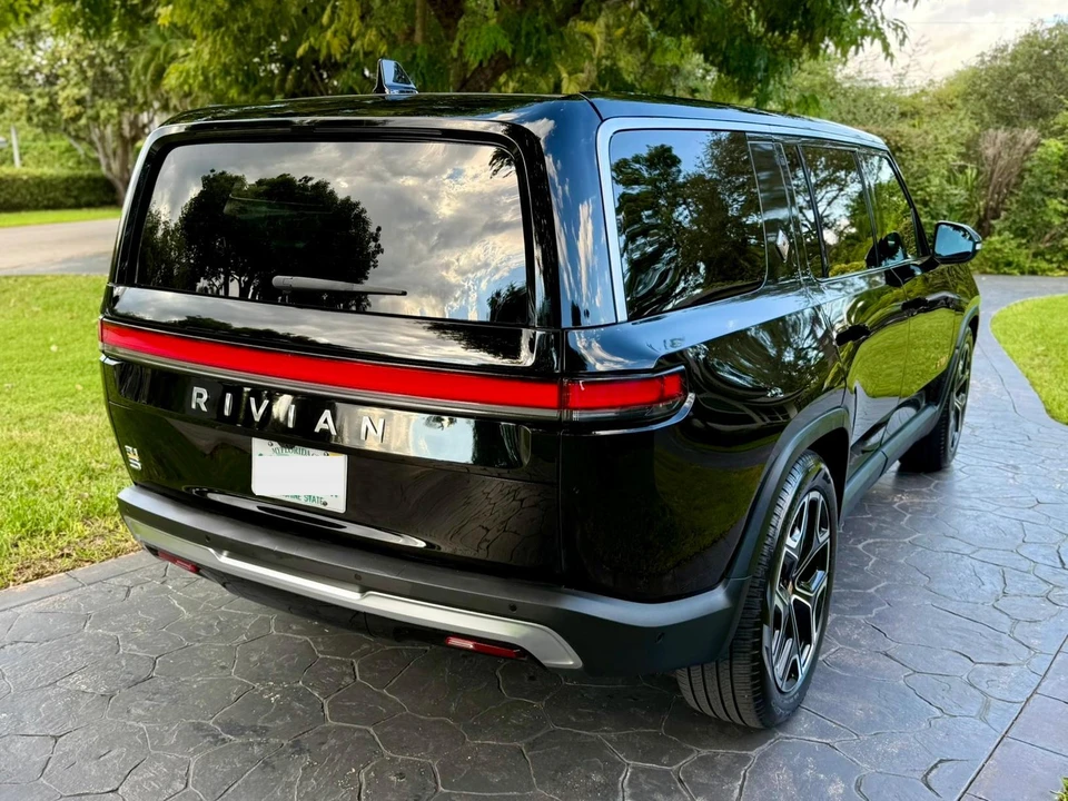 2023 Rivian R1S - Image 17 of 31