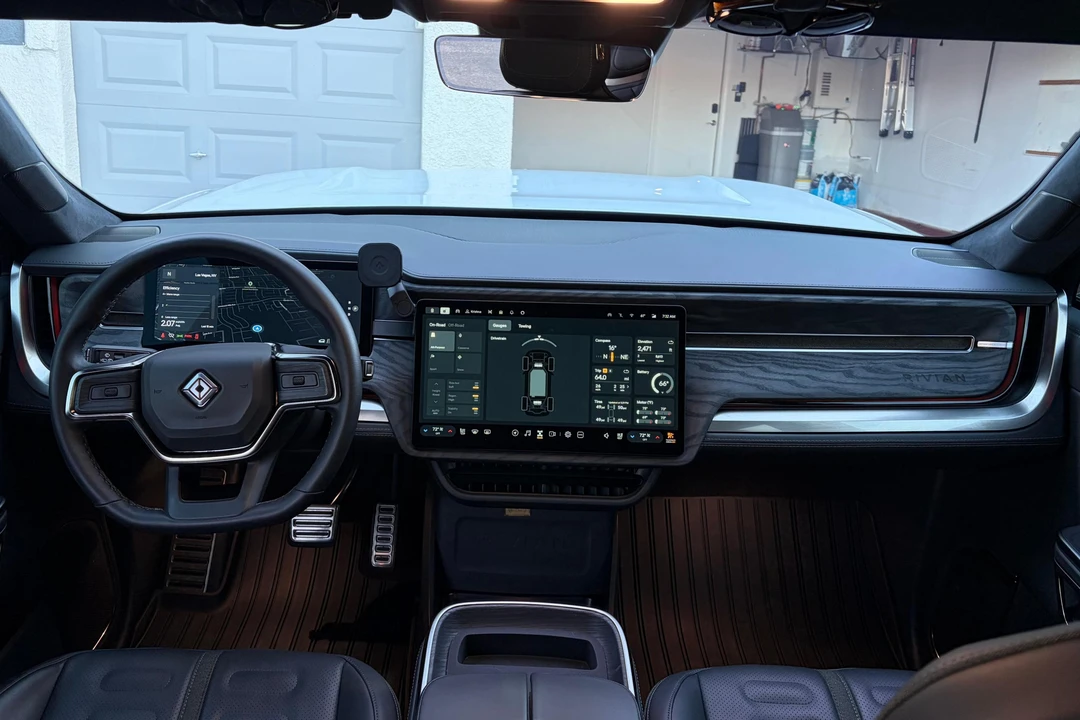 2023 Rivian R1S - Image 23 of 31