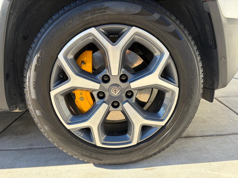 2023 Rivian R1S - Image 18 of 31