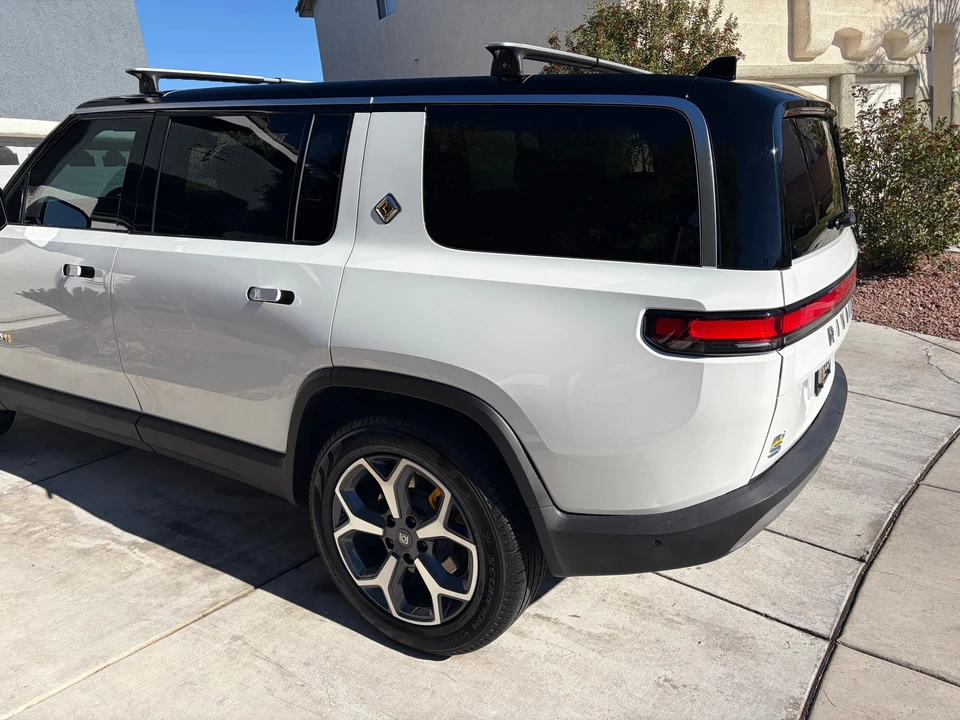 2023 Rivian R1S - Image 12 of 31