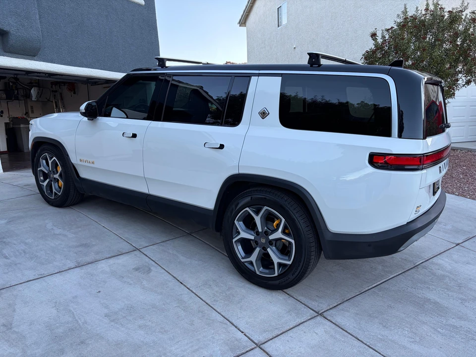 2023 Rivian R1S - Image 10 of 31