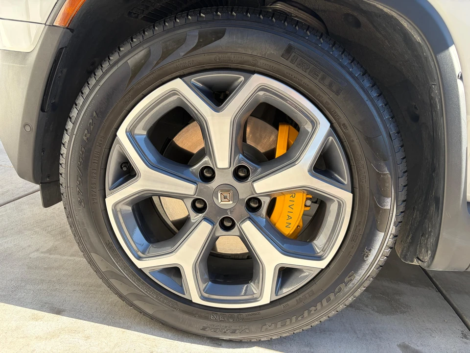 2023 Rivian R1S - Image 15 of 31