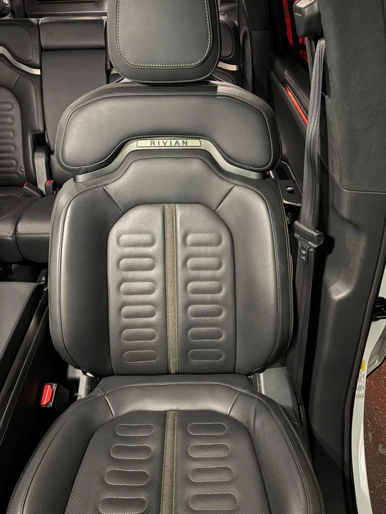 2023 Rivian R1S - Image 29 of 31