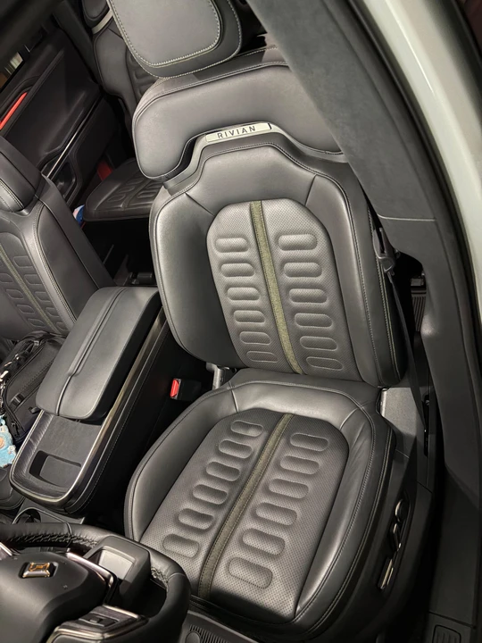 2023 Rivian R1S - Image 28 of 31