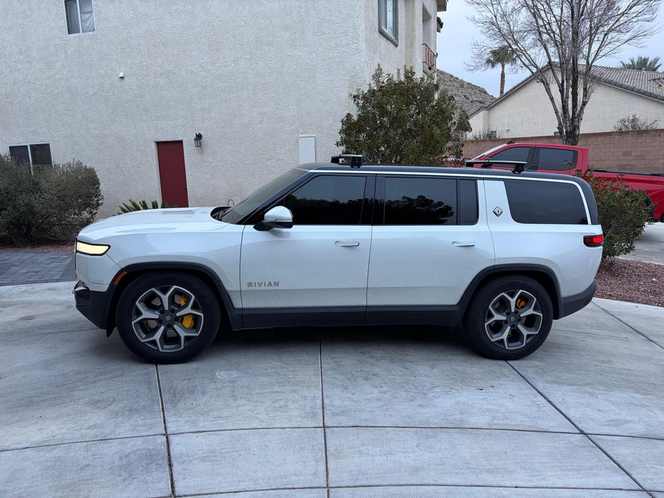 2023 Rivian R1S - Image 9 of 31