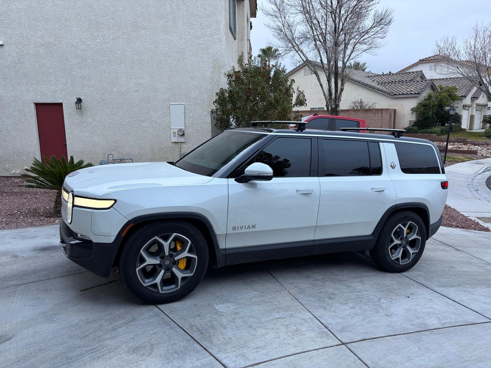 2023 Rivian R1S - Image 8 of 31
