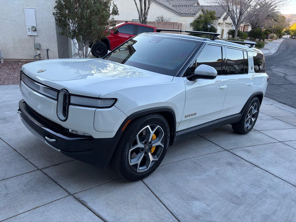 2023 Rivian R1S - Image 7 of 31
