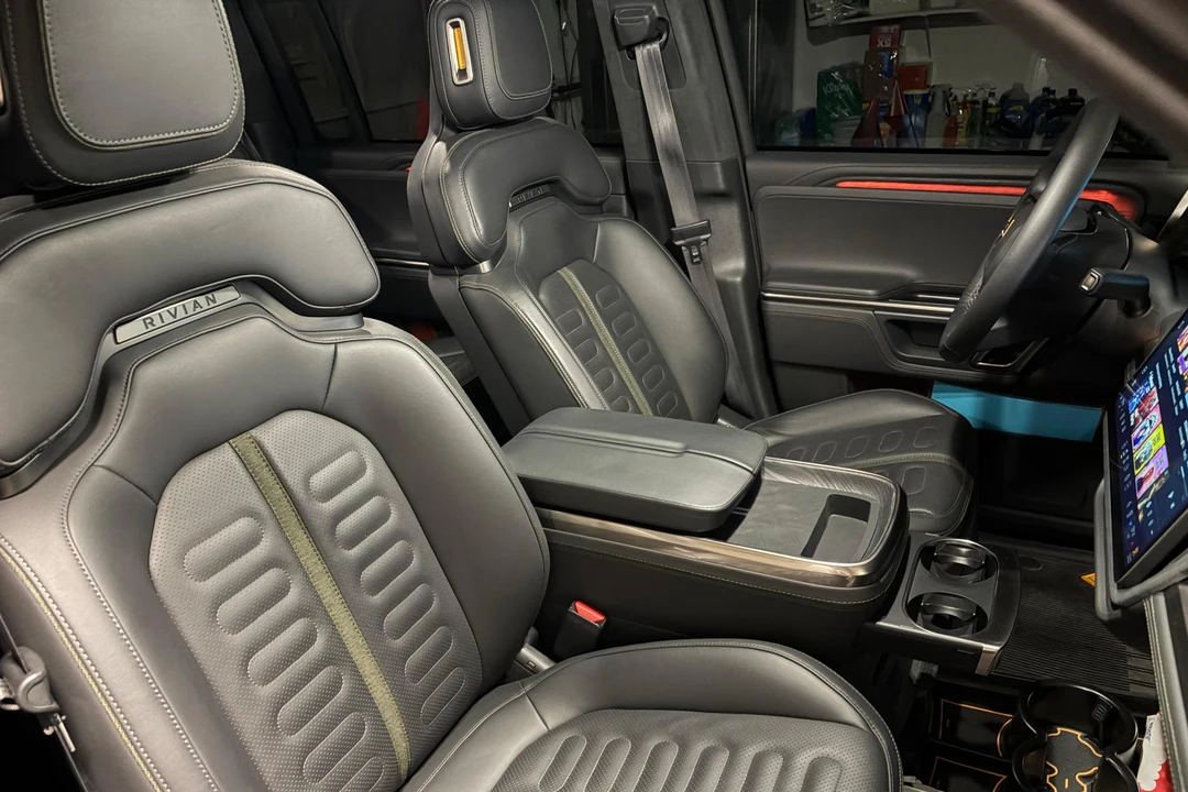 2023 Rivian R1S - Image 24 of 31