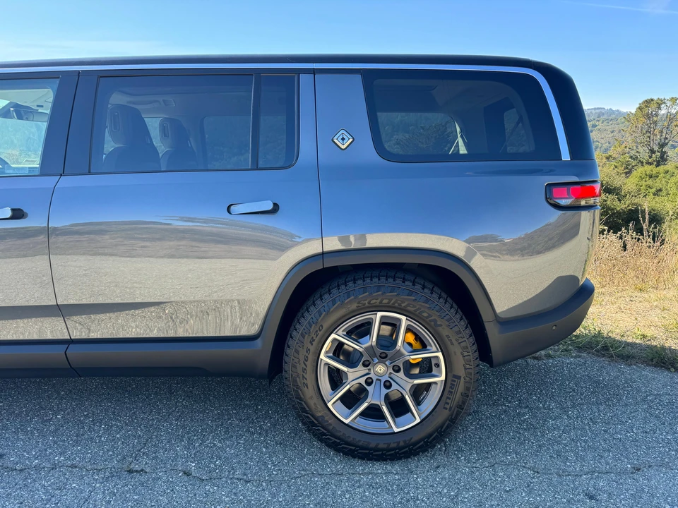 2023 Rivian R1S - Image 24 of 31
