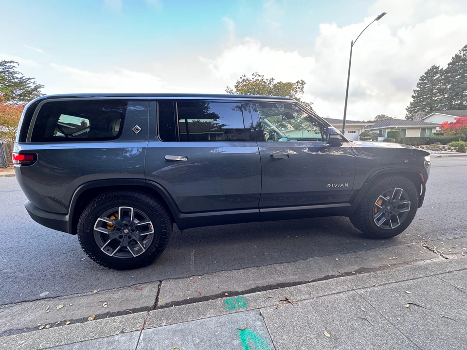 2023 Rivian R1S - Image 15 of 31