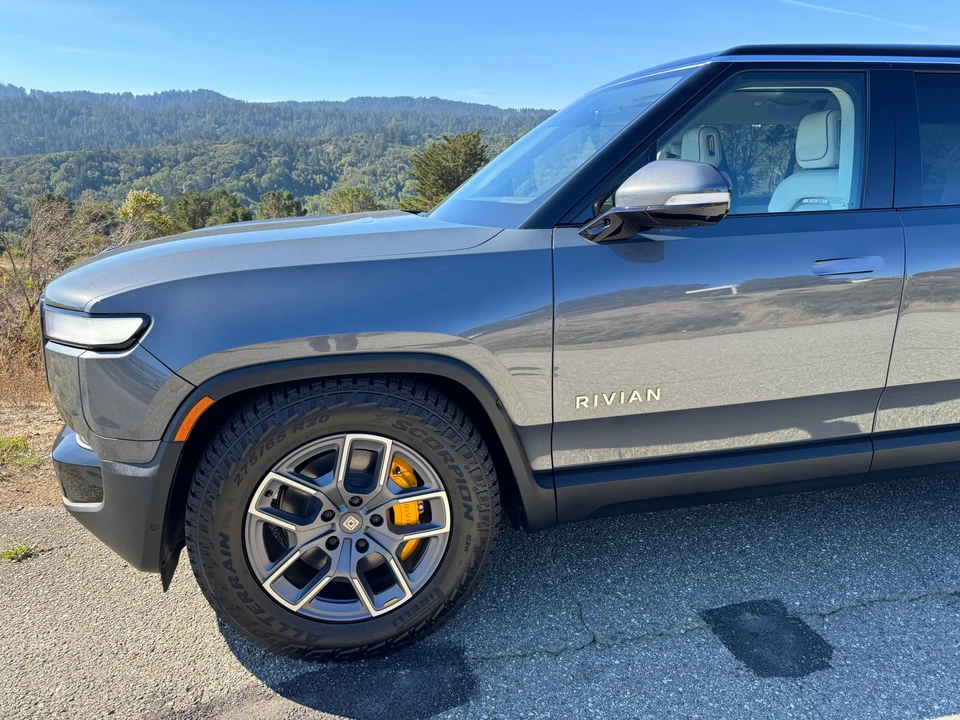 2023 Rivian R1S - Image 22 of 31