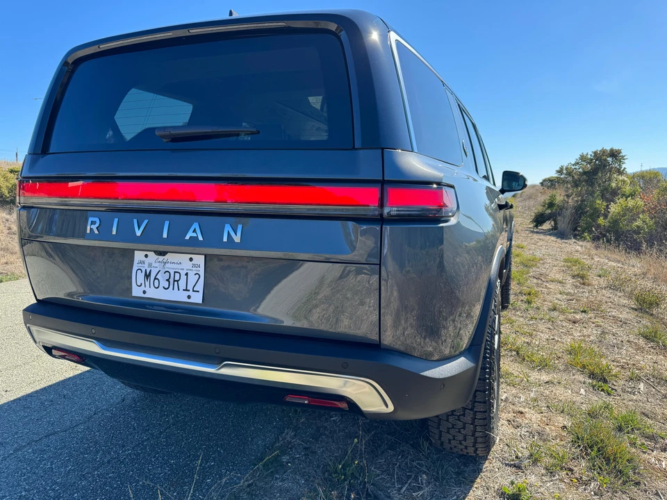 2023 Rivian R1S - Image 12 of 31