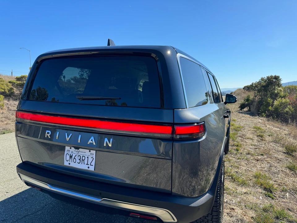 2023 Rivian R1S - Image 13 of 31