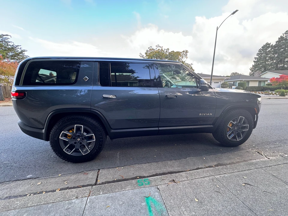 2023 Rivian R1S - Image 16 of 31